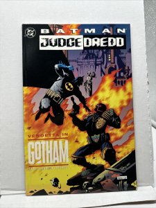 Batman Judge Dredd Vendetta In Gotham # 1  DC Comic Book