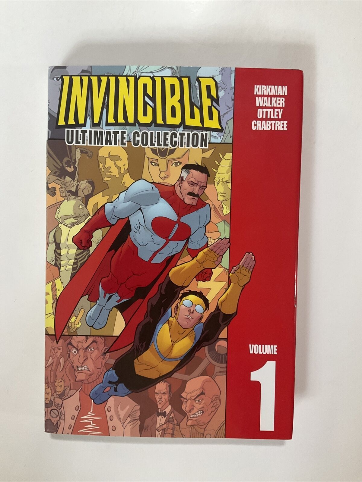 Invincible: The Ultimate Collection Volume 1 (Invincible Ultimate  Collection, 1)