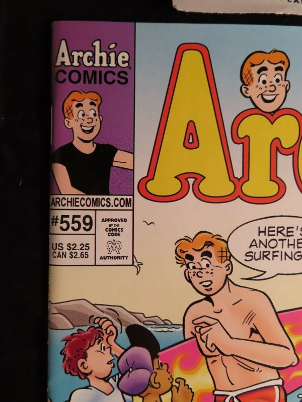 ARCHIE #559 VF/NM BEACH BIKINI cover STAN GOLBERG Archie Comics