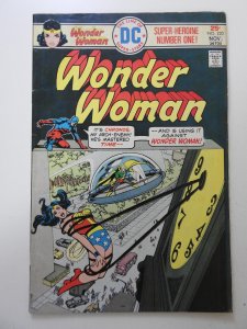 Wonder Woman #220 (1975) VG Condition!