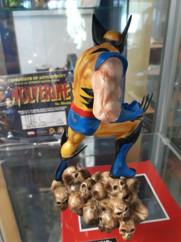 Wolverine on Skulls Statue w/COA & Box - X-Men - Diamond Select - #304/2500