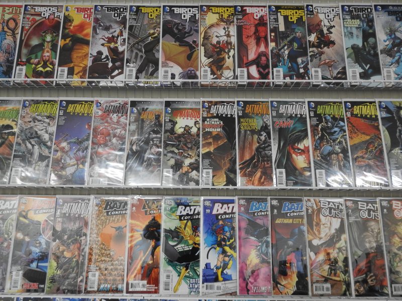 Huge Lot 170+ Comics W/ Birds of Prey, DMZ, Batman and Robin+ Avg VF-NM Cond!!