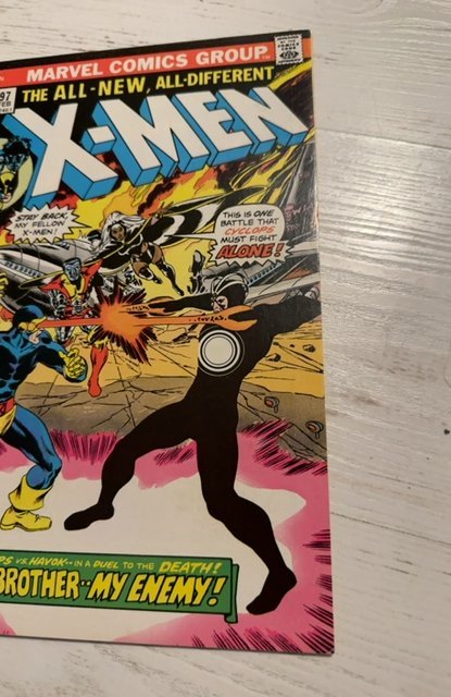 The X-Men #97 (1976)brother vs brother - small spin split lower chip out