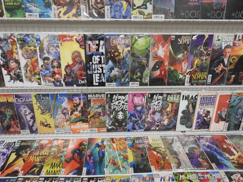 Huge Lot 140+ Comics W/ Captain Marvel, Moon Knight, Ms. Marvel, +More! Avg VF-