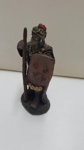 Figura de resina: Soldado romano con escudo y baston. Muñeca derecha y basto...