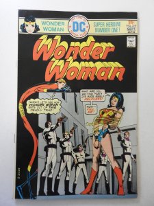 Wonder Woman #219 (1975) VF- Condition!