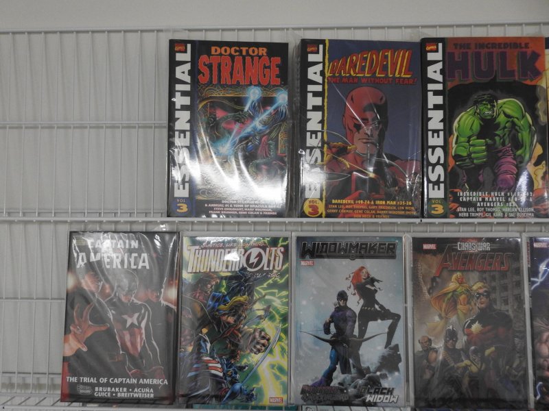 Huge Lot 24 TPB/Essentials W/ Thunderbolts, Hulk, Batman, JLA+ Avg NM- Condition