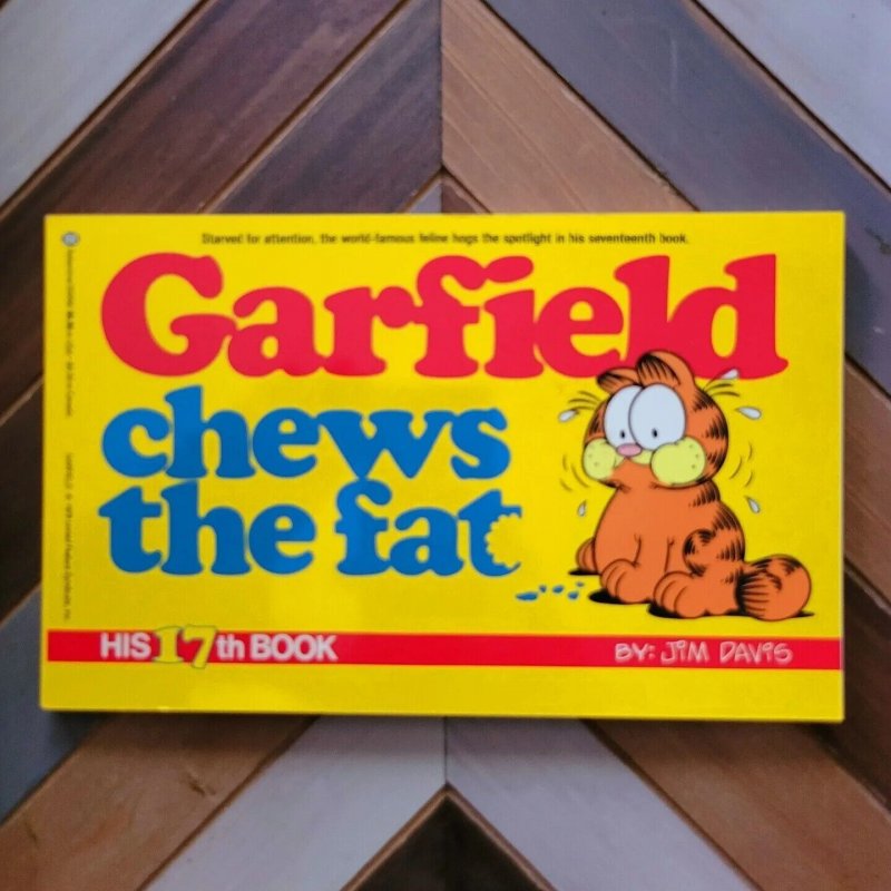 GARFIELD CHEWS THE FAT (Jim Davis 1989) His 17th Book / 1st Print Comic Strips