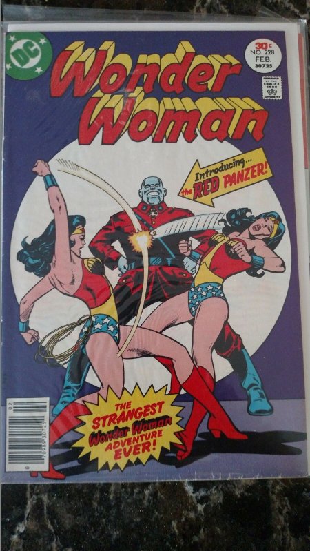 WONDER WOMAN #228(DC,1977) Condition FN