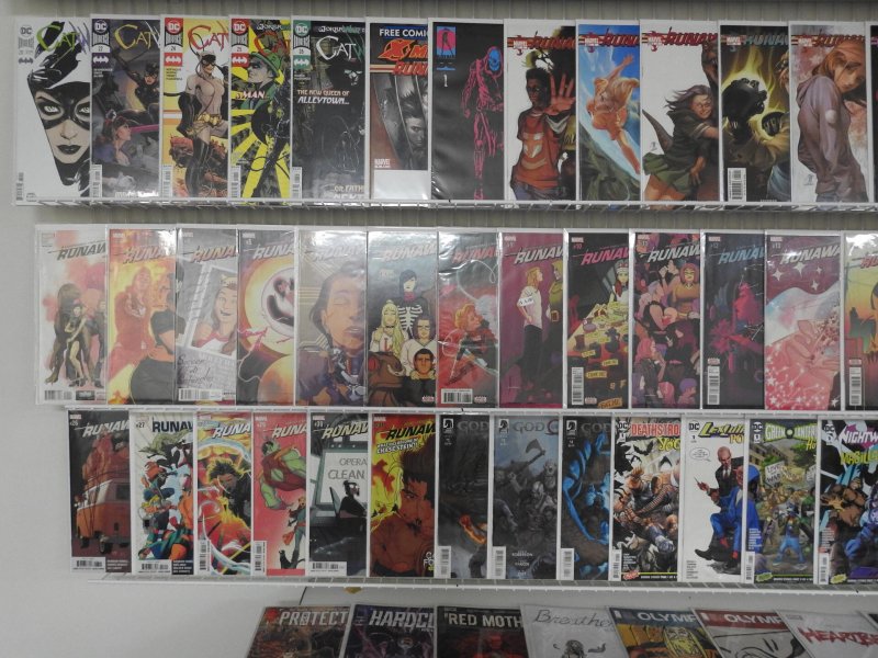 Huge Lot 140+ Comics W/ Catwoman, Runaways, Witcher, +More Avg VF+ Condition!