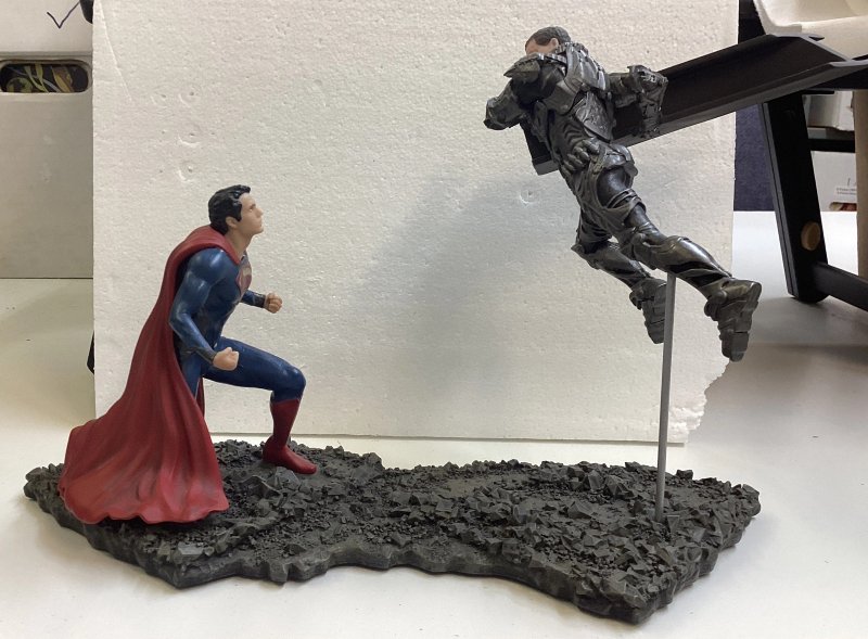 Man of Steel Superman Vs Zod 1:12 Scale Statue