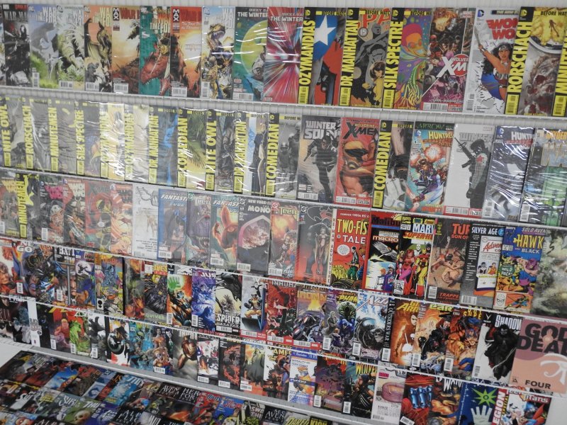 Huge Lot 180+ Comics W/ Watchmen, Wolverine,  Ultimates+ Avg VF Condition!