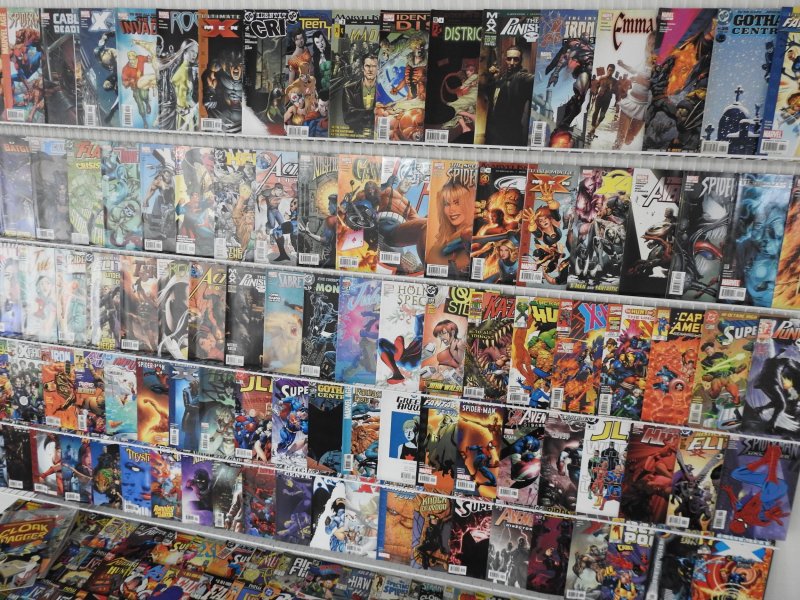 Huge Lot 200+ Comics W/ Spider-Man, Avengers, X-Men+ Avg Fine Condition!!
