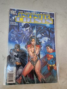 Infinite Crisis #1 Newsstand Edition (2005)