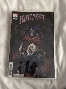 BLACK CAT #2 MOMOKO ALIEN VARIANT Marvel Comics 2021