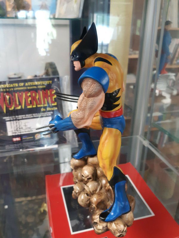 Wolverine on Skulls Statue w/COA & Box - X-Men - Diamond Select - #304/2500 