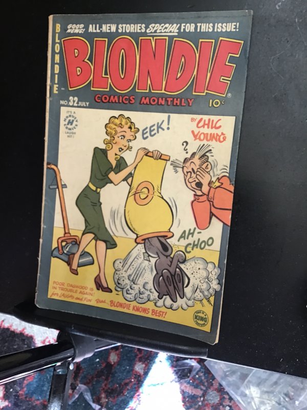 Blondie Comics Monthly #32 Blondie and Dagwood Vacuum Cleaner cover! VG/FN Wow!