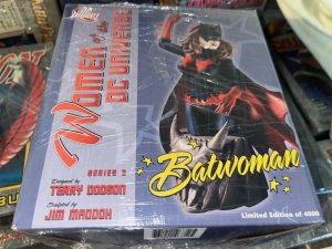 DC Direct Women of the DC Universe Batwoman Mini Bust (Dodson), Limited to 4000