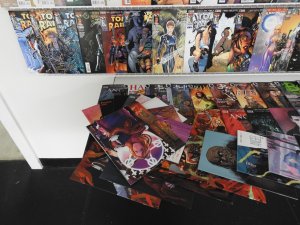 Huge Lot 190+ Comics W/ Buffy the Vampire Slayer, Tomb Raider, +More! Avg VF !