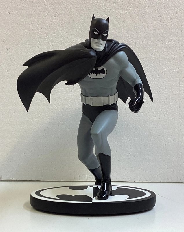 Batman Black & White Statue Batman By Carmine Infantino 815/5200