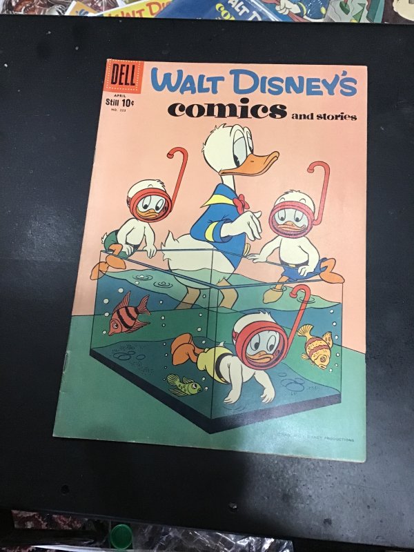 Walt Disney's Comics & Stories #223 (1959) Kite Flying Barks VF- Richmon...