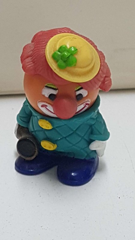 Figura de plastico: Payaso de pelo rojo y con bocina en la mano. 4 cm de alto