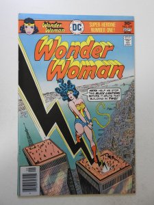 Wonder Woman #225 (1976) VF- Condition!