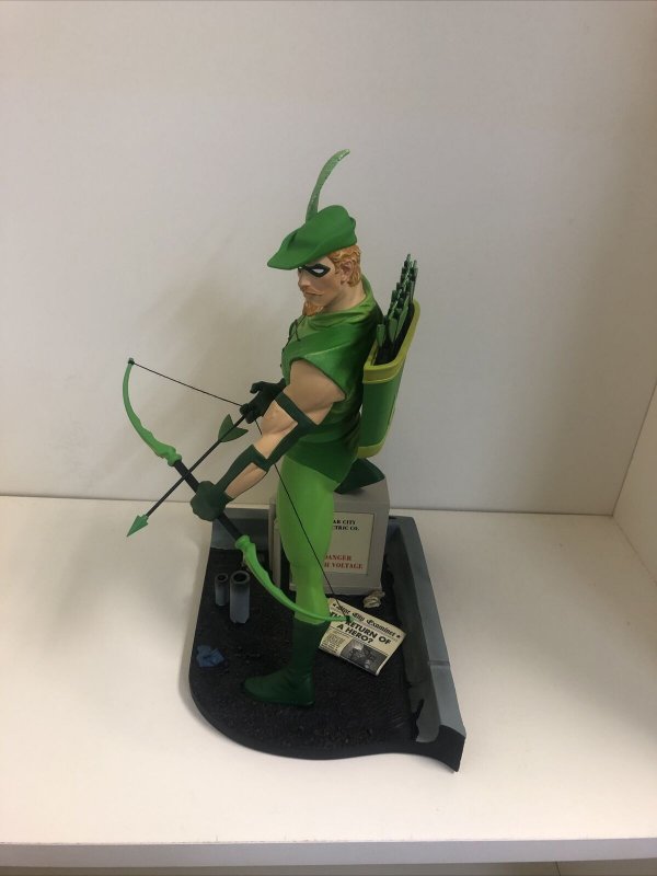 Green Arrow Cold-Cast Porcelain Hand Painted Statue 11” # 2131/2200 DC Direct 