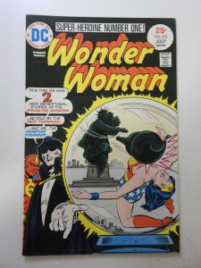 Wonder Woman #218 (1975) VF- Condition!