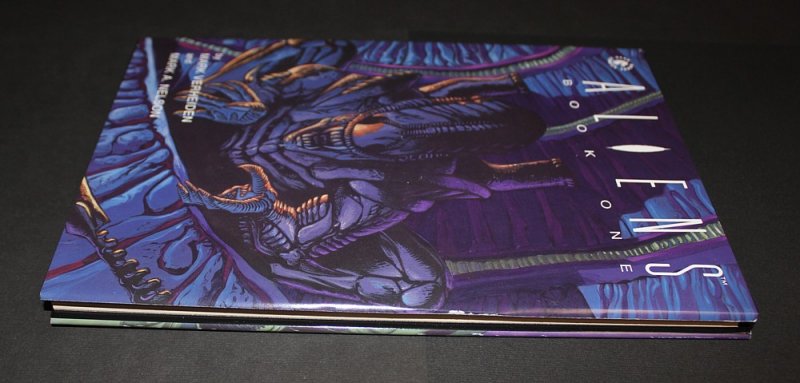 Aliens #1  Hardcover Edition  /  NM  /  June 1990