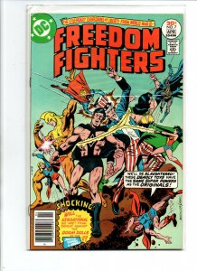 Freedom Fighters #7 newsstand - vs Justice League - 1976 - Very Fine