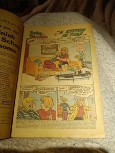 ARCHIE'S GIRLS BETTY AND VERONICA #183 Fashion Cover 1971 Good Girl Art Pinups