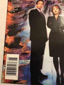 THE X-FILES #6 : Topps 6/95 VF/NM; Newsstand Variant, Fox & SCULLY photo cover