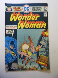 Wonder Woman #222 (1976) FN/VF Condition