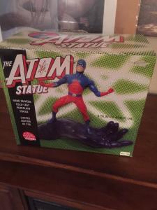 The Atom Statue (Batman's Hand) Mint 22/750 Very Low Number See Pictures