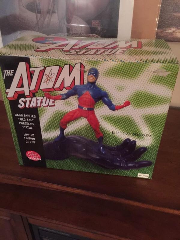 The Atom Statue (Batman's Hand) Mint 22/750 Very Low Number See Pictures