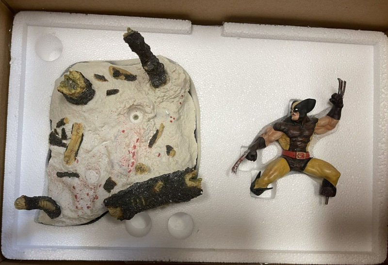 Dynamic Forces Wolverine Vs. Sabretooth Complete Diorama Statue Set