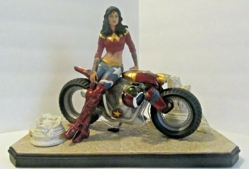 DC Collectibles WONDER WOMAN DC Gotham City Garage Statue 0009/5000 w/OB