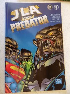 JLA VS PREDATOR DC DARK HORSE GN ACTION