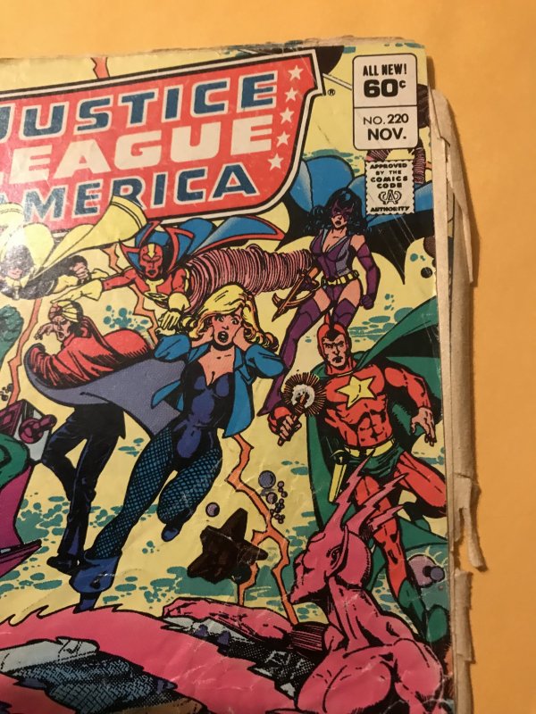 JUSTICE LEAGUE OF AMERICA #220 : DC 1983 Gd-; Low Grade / filler; Bond 007 ad