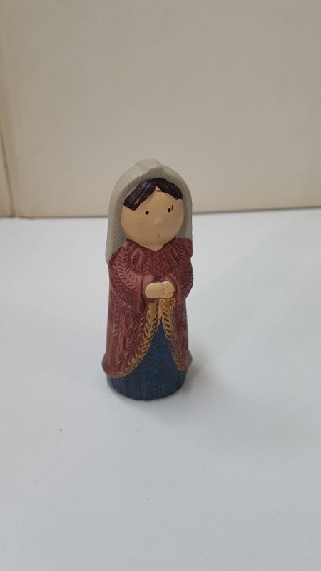 figura de belen: La virgen Maria juntando las manos