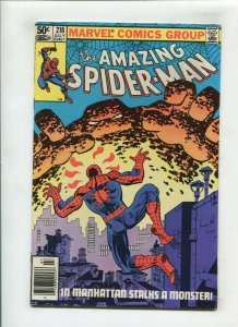 AMAZING SPIDER-MAN #218 (7.5) IN MANHATTAN STALKS A MONSTER!! 1981
