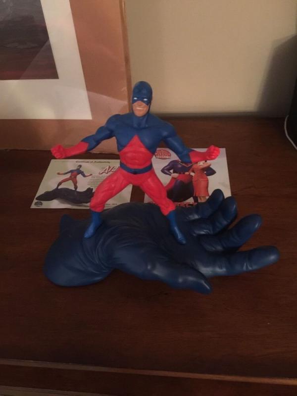 The Atom Statue (Batman's Hand) Mint 22/750 Very Low Number See Pictures