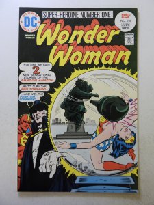 Wonder Woman #218 (1975) NM- condition