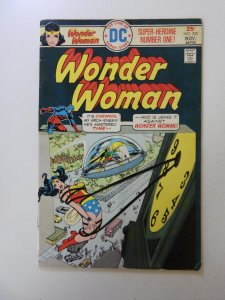 Wonder Woman #220 (1975) VG condition subscription crease