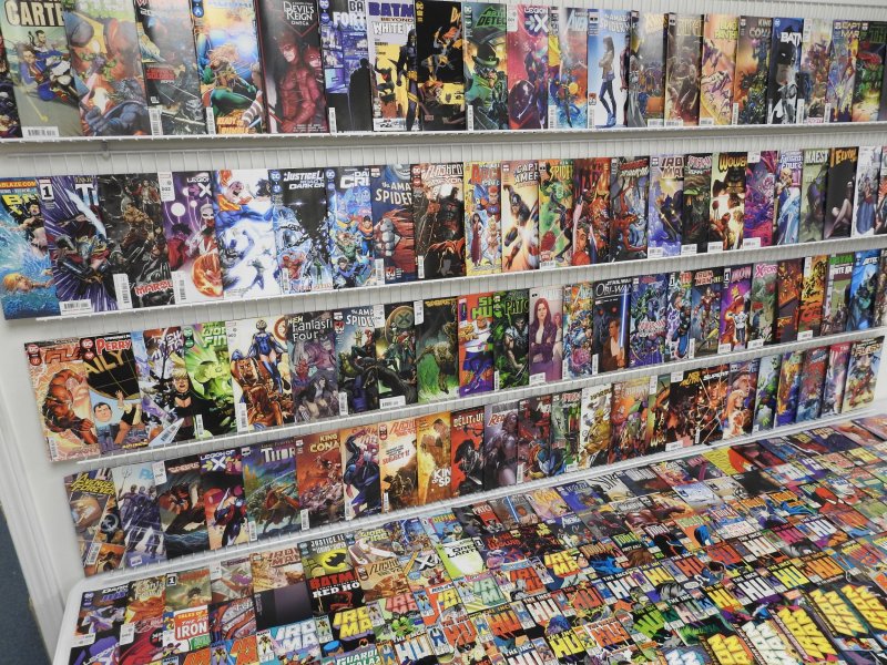 Huge Lot 230+ Comics W/ Hulk, Iron Man, Spider-Man, +More! Avg VF- Condition!