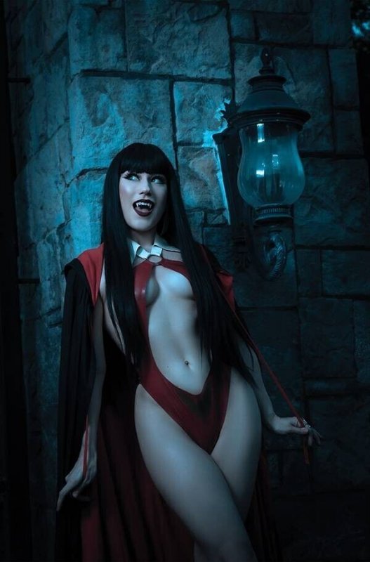 Vampirella vs. Superpowers #2 Cover I 1:15 Cosplay Variant Dynamite 2023 EB108