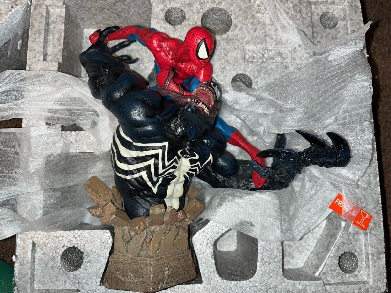 Sideshow Collectibles, Spider-Man vs Venom Statue, Diorama (Regular)