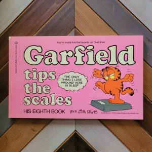 GARFIELD TIPS THE SCALES (Jim Davis 1984) His 8th Book / 1st Print Comics