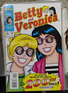 BETTY  AND  VERONICA # 200  2004  ARCHIE COMICS ALL EYES ON ARCHIE